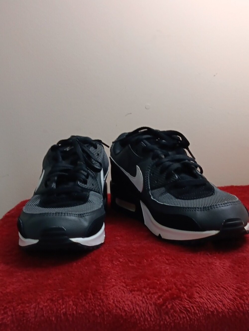Nike Men’s Black and Gray Athletic Running Shoes - Picture 8 of 8